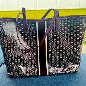 Tory Burch Gemini Link Stripe Large Tote Bag
Coated Canvas Logo Beige Burgundy